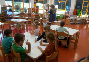 dzieci rysują postać papieża ołówkiem